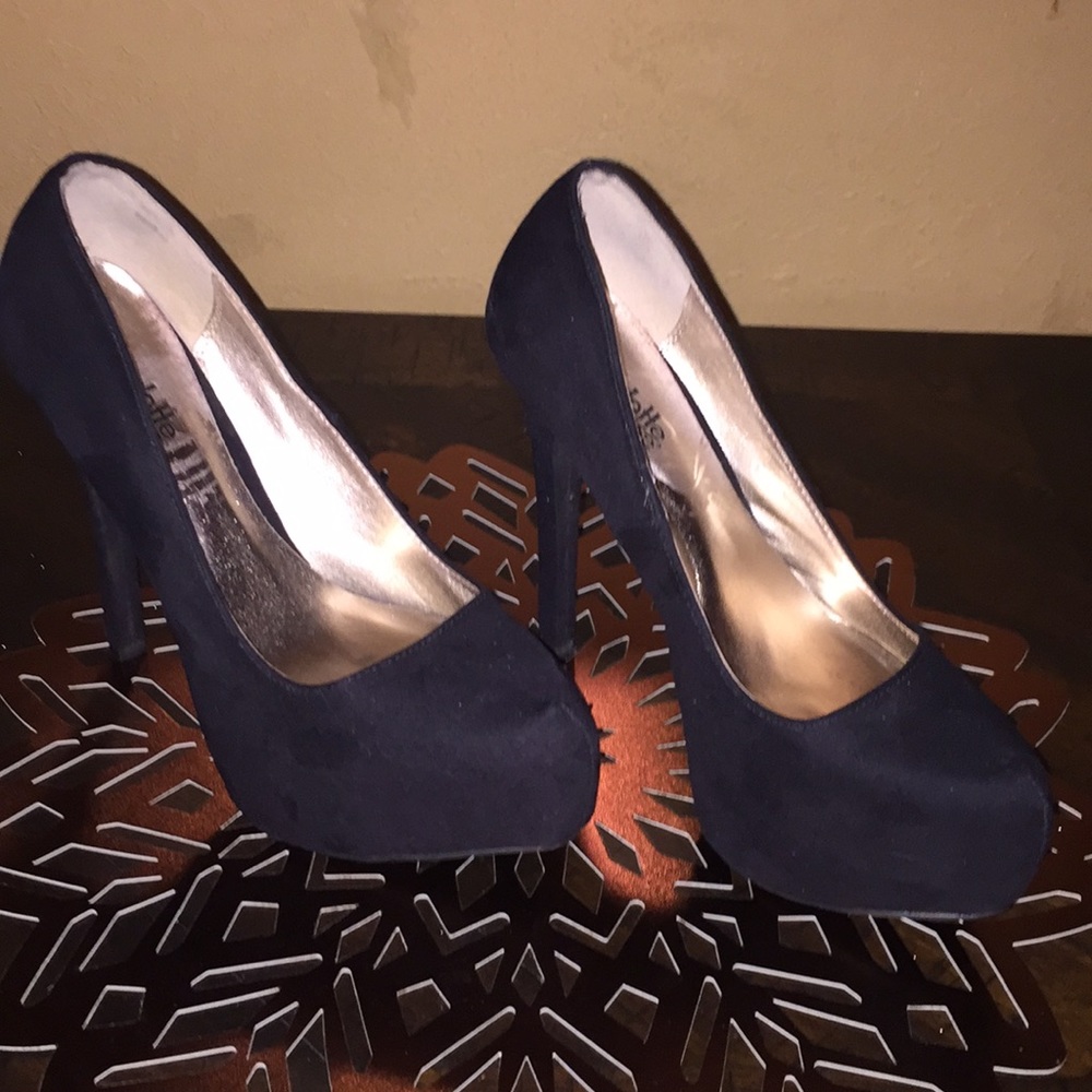 Beautiful size 6 Pumps